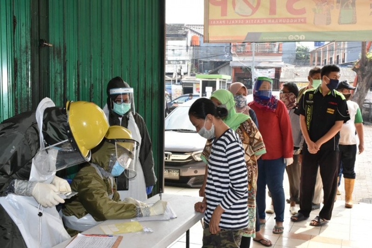 Pedagang Pasar Pondok Bambu, Duren Sawit, Jakarta Timur, mengantre tes usap atau swab test yang diselenggarakan oleh petugas Puskesmas setempat, Jumat (26/6/2020). Penanggung Jawab Surveilans Puskesmas Kecamatan Duren Sawit, Nurmaulia Rizki mengemukakan Duren Sawit menjadi kawasan dengan angka kasus COVID-19 tertinggi di Jakarta Timur. (ANTARA/HO-Puskesmas Duren Sawit)
