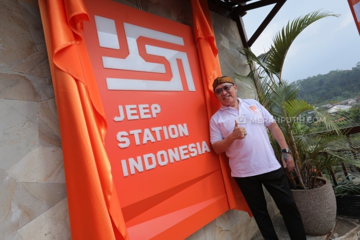 Jerry Hermawan  Lo berfoto di logo baru JSI Resort (MP/Rizki Fitrianto)