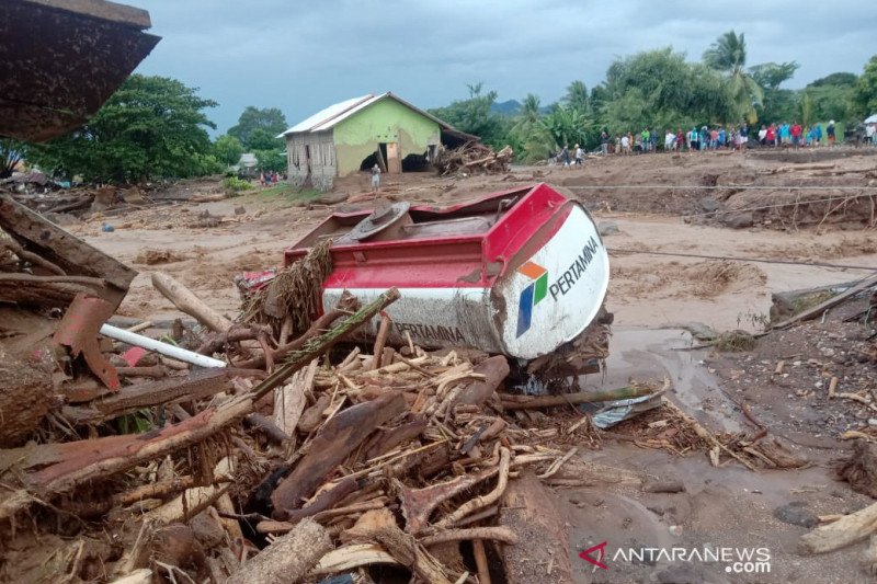 Banjir bandang di NTT. (Foto: Antara)