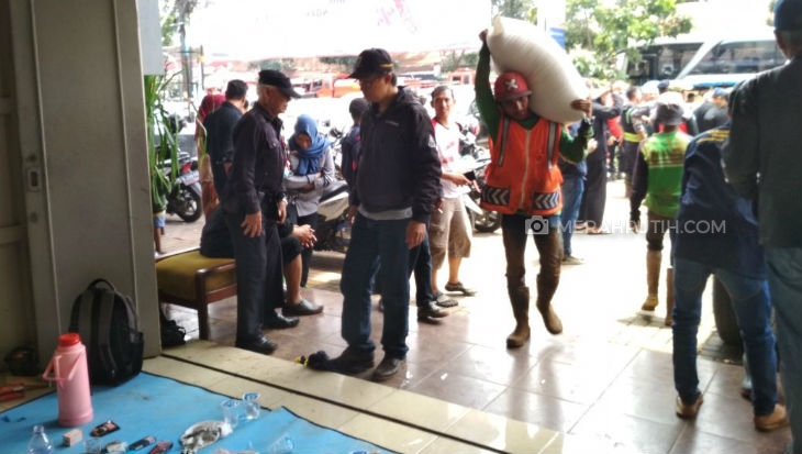 Korban Banjir Bandang Mendapatkan Bantuan 2,3 Ton Beras