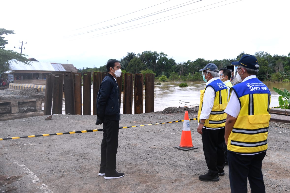 Jokowi Perintahkan Menteri PUPR Perbaiki Kerusakan Infrastruktur Akibat Banjir di Kalsel