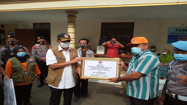 Kepala BNPB Doni Monardo menyerahkan bantuan uang tunai Rp1 miliar pada Pemkab Klaten, Kamis (19/11). (MP/Ismail)