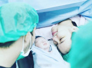 Pamer Foto Pertama Gendong Anak, Donny Michael Disebut 'Hot Papa'