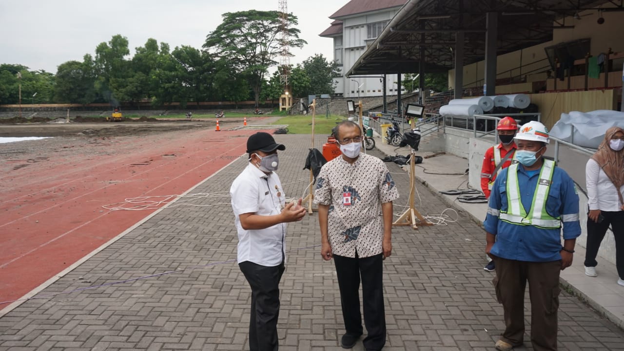 Sesmenpora Gatot S. Dewa Broto meninjau lokasi renovasi di Stadion Sriwedari Solo, Jawa Tengah, Jumat (4/12). (MP/Ismail)
