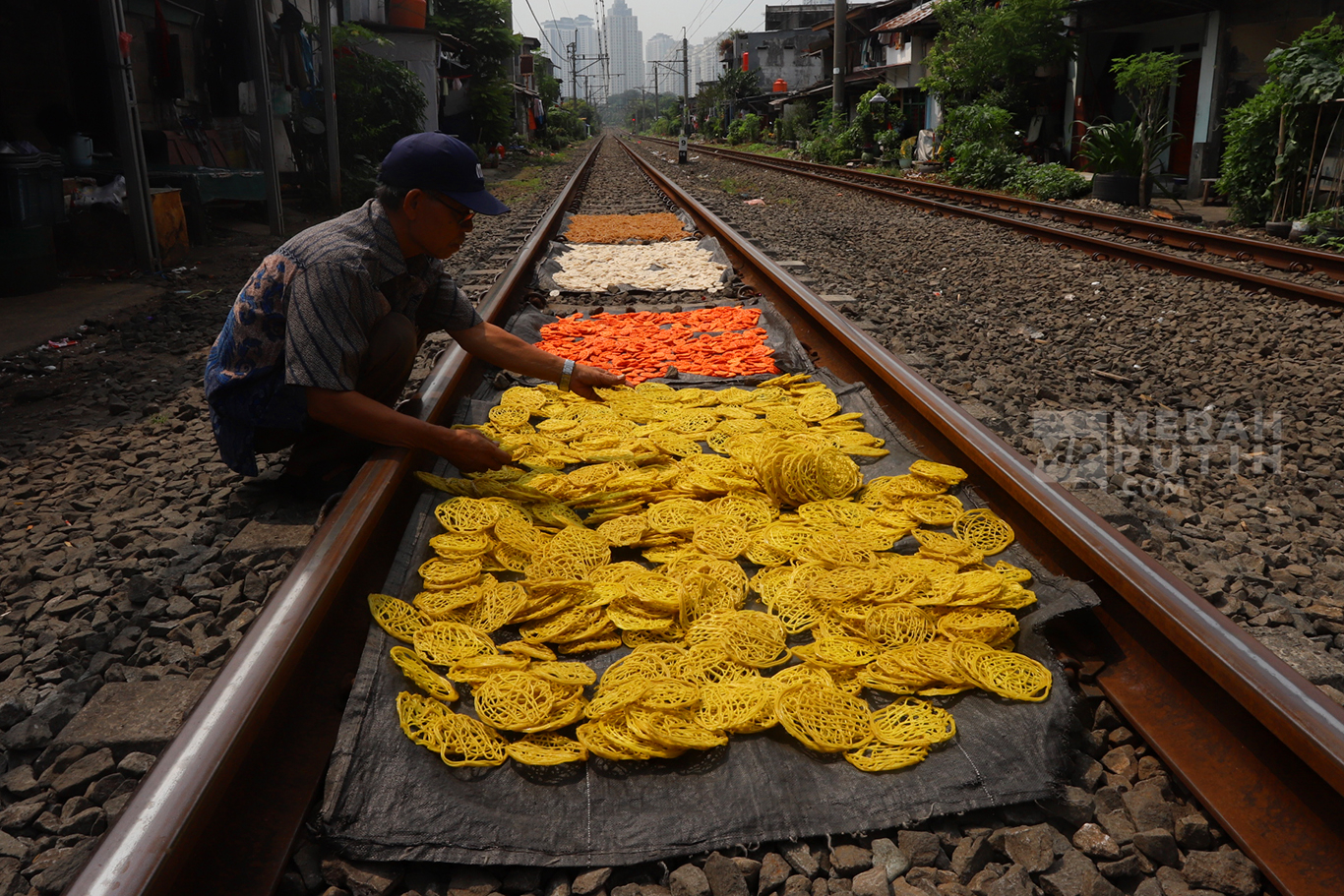 Menilik Produksi Kerupuk Rumahan di Kebayoran Lama Jakarta 