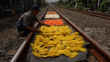 Menilik Produksi Kerupuk Rumahan di Kebayoran Lama Jakarta 