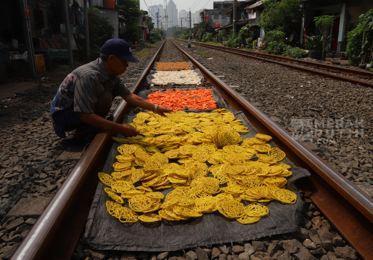 Menilik Produksi Kerupuk Rumahan di Kebayoran Lama Jakarta 