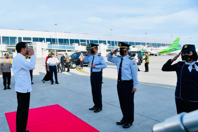 Presiden RI Joko Widodo bertolak ke Jambi dari Bandara International Soekarno-Hatta, Tangerang, Kamis (7/4/2022). ANTARA/HO-Biro Pers Sekretariat Presiden