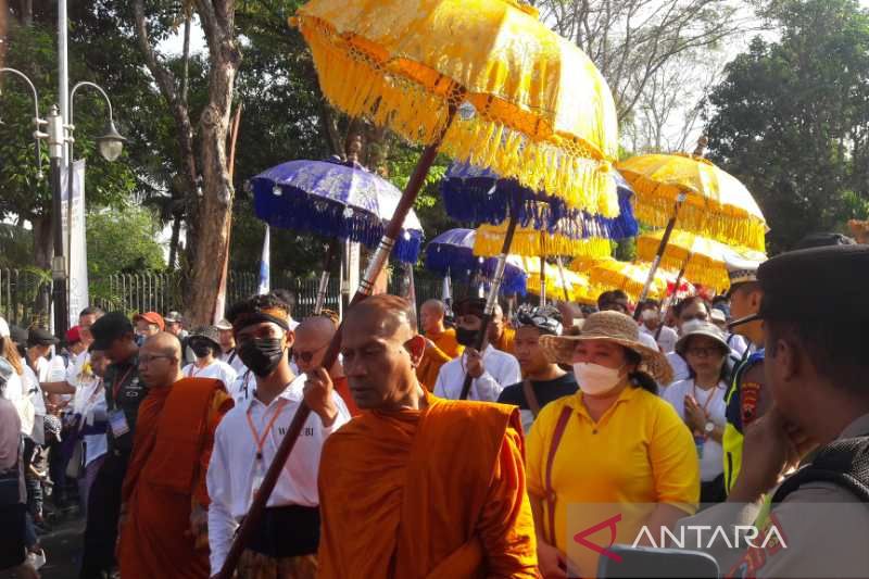 Umat Buddha Jalan Kaki Dari Candi Mendut  ke Borobudur