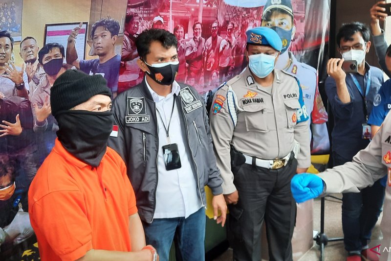 ersangka RH (baju orange), pelaku penusukan Plt Kadisparekaf DKI Jakarta, Gumilar Ekalaya di Mako Polres Metro Jakarta Selatan, Kamis (11/2/2021). (ANTARA/Laily Rahmawaty)
