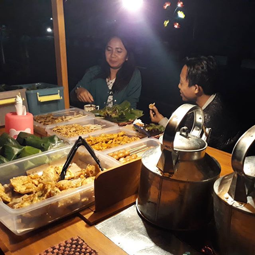 Pemebeli angkiran bisa langsung memilih makanan di meja. (Instagram/angkringan99_nggalek)