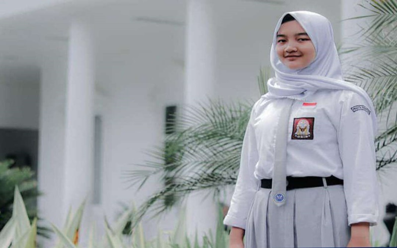 Salma anggota Paskibraka Nasional 2019 pembawa baki bendera pusaka