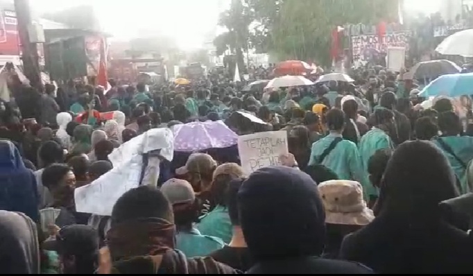 Massa demo menolak UU Ciptaker di Tugu Kartasura, Kecamatan Kartasura, Kabupaten Sukoharjo, Jawa Tengah, Kamis (8/10). (MP/Ismail)