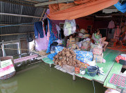 BPBD Bagikan Makanan Bagi Korban Banjir