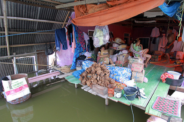 BPBD Bagikan Makanan Bagi Korban Banjir