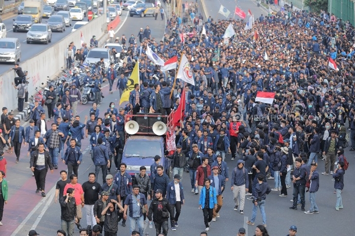 Mahasiswa dari berbagai perguruan tinggi melakukan aksi unjuk rasa menolak UU KPK dan RUU KUHP,  di depan gedung DPR/MPR, Senin (23/9). (Merahputih.com/Rizki Fitrianto)