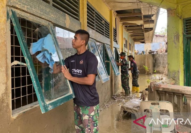 TNI Bersihkan 19 Sekolah Terdampak Banjir di Aceh Tamiang