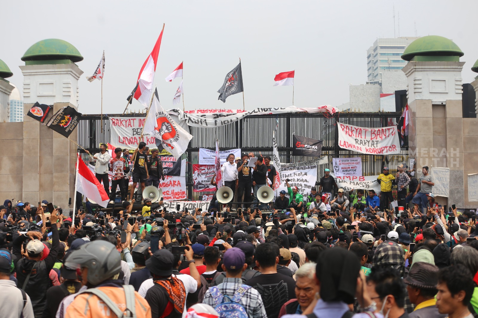 Demo Aliansi Masyarakat Pati Bersatu Tuntut Sahkan RUU Perampasan Aset di Gedung DPR