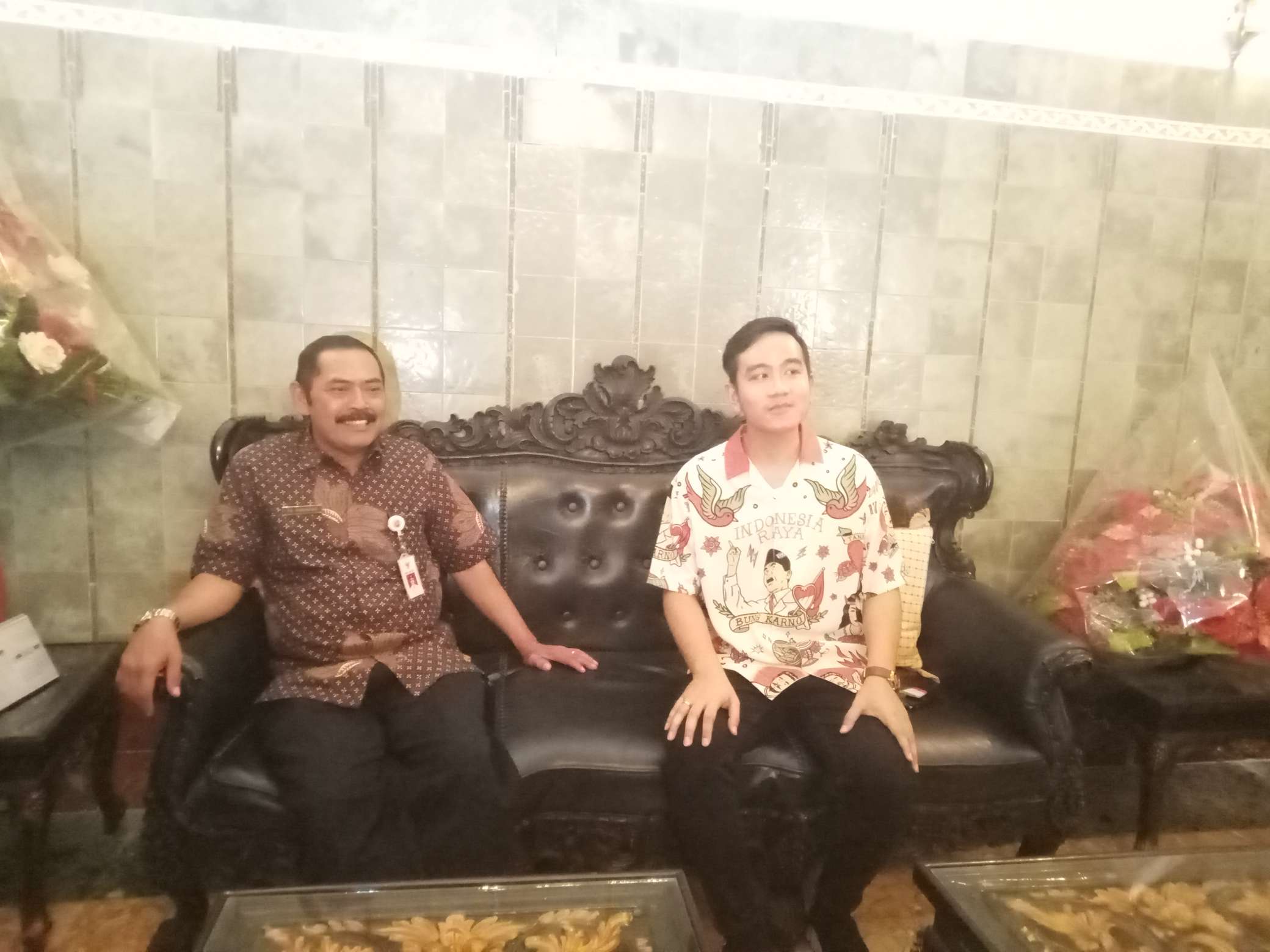 Gibran Rakabuming Raka mengenakan kemeja batik 'Indonesia Raya' saat menemui Ketua DPC PDIP Solo di Loji Gandrung, Solo, Jawa Tengah, Rabu (18/9). (MP/Ismail)