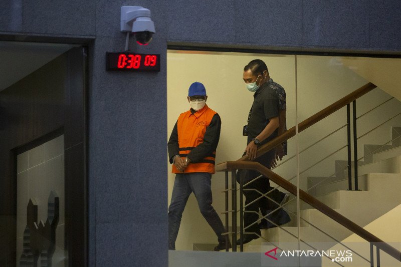 Gubernur Sulawesi Selatan Nurdin Abdullah (kiri) mengenakan rompi tahanan usai menjalani pemeriksaan di gedung KPK, Jakarta, Minggu (28/2/2021) dini hari. KPK menetapkan tiga orang tersangka dalam Operasi Tangkap Tangan (OTT) terkait kasus dugaan suap proyek infrastruktur di lingkungan Pemerintah Provinsi Sulawesi Selatan dengan barang bukti uang sekitar dua miliar rupiah. ANTARA FOTO/Dhemas Reviyanto/rwa.