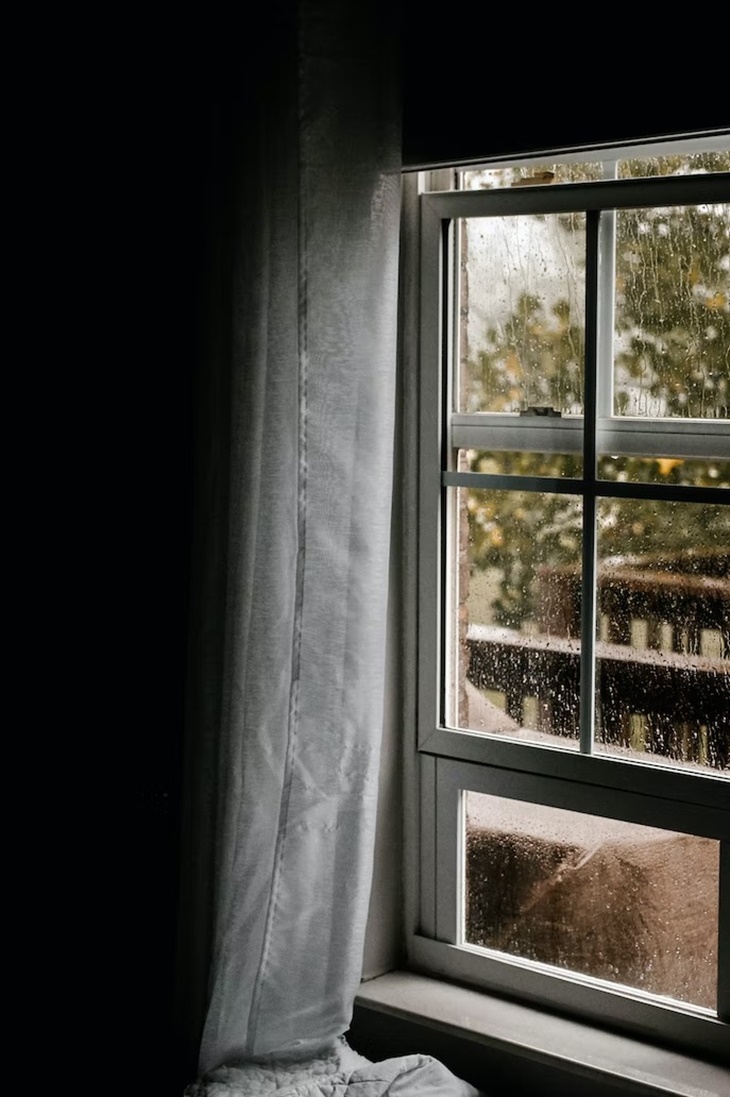 Tidur saat hujan memang enak. (Foto Unsplash Danielle Dolson)