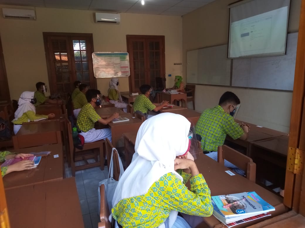 SMPN 4 Solo melakukan uji coba Pembelajaran Tatap Muka (PTM). (MP/Ismail)