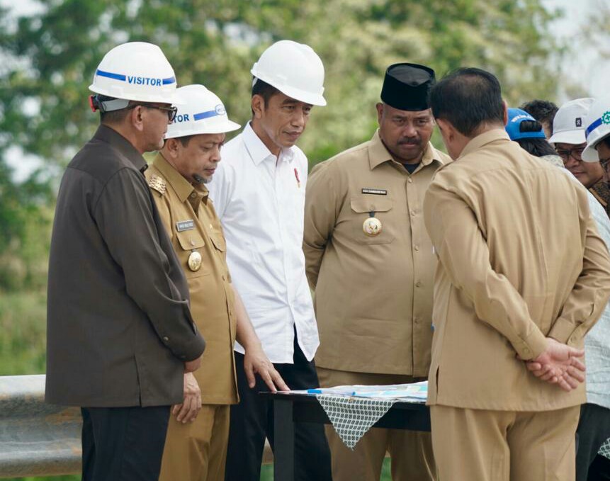 Presiden Jokowi dan sejumlah pejabat berdiskusi di Bukit Soeharto, Kab. Kutai Kartanegara, Kaltim, saat mengunjungi lokasi tersebut Selasa (7/5) siang. (Foto: Biro Setpres)