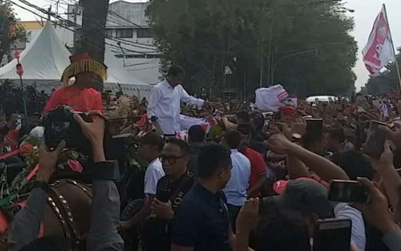 Capres Nomor Urut 01 Jokowi disambut pendukungnya di Solo
