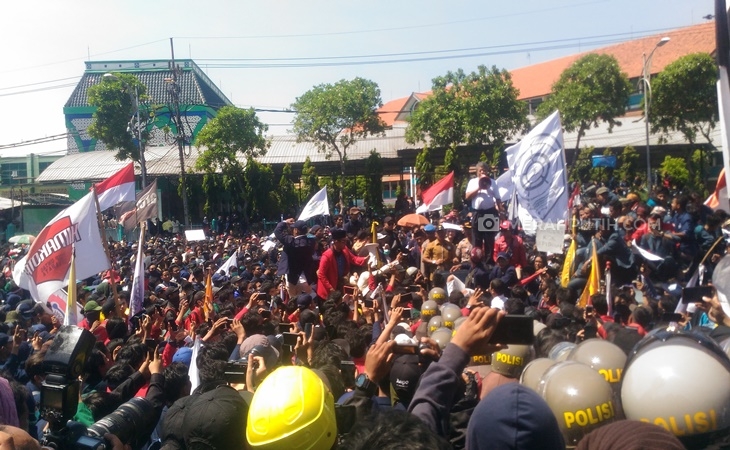  Copot Baju Safari, Ketua DPRD Jatim Berorasi Tolak Revisi UU KPK