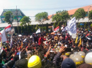  Copot Baju Safari, Ketua DPRD Jatim Berorasi Tolak Revisi UU KPK