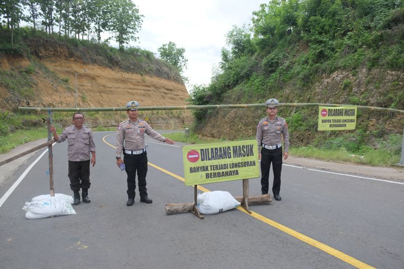 Longsor di 4 Titik, Jalan JLS Kelok Sembilan Malang Ditutup Total