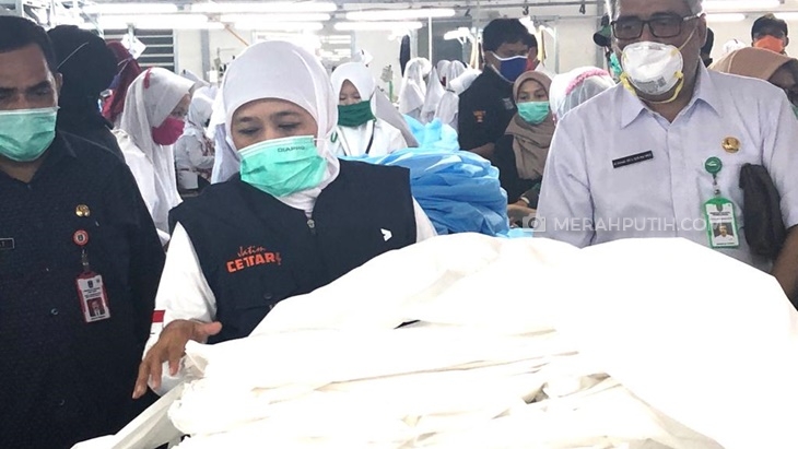  Gubernur Khofifah Bangga Anak SMK Produksi APD untuk Tim Medis Pasien Corona