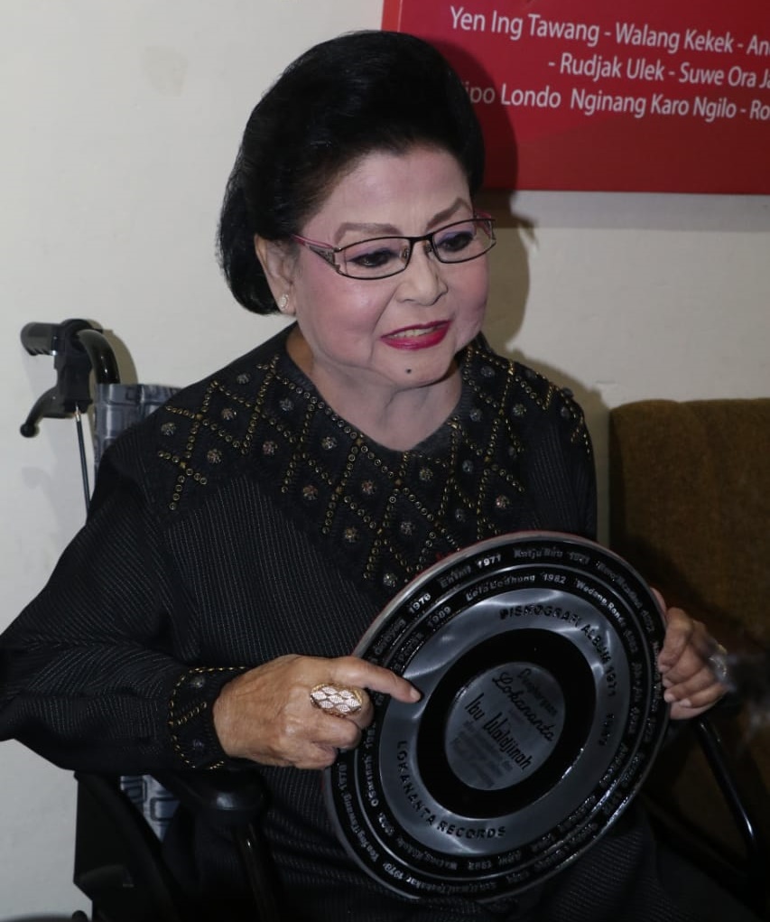 Maestro Keroncong Waljinah mendapat penghargaan dari Museum Lokananta