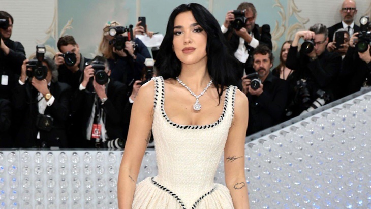 Cerita di Balik Kalung Dua Lipa yang Dipakai di Met Gala 2023
