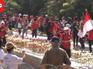  Massa Pro Ahok Gelar Aksi Simpatik Bagi-bagi Bunga Mawar