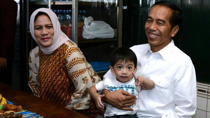 Jokowi bersama Ibu Negara dan cucu di Kedai Soto Gading, Kota Solo. (Biro Pers Setpres via FB Presiden Joko Widodo)