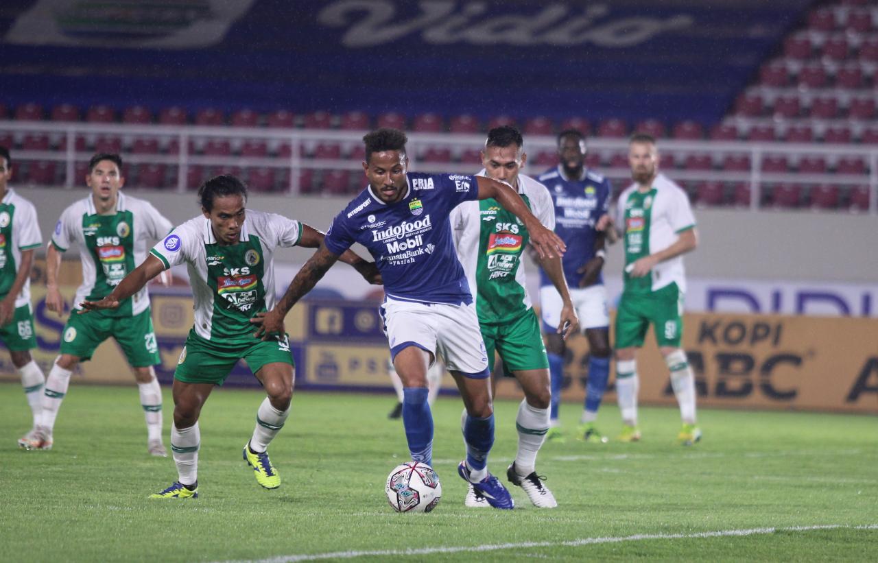 Pemain Persib Bandung Vs PSS Sleman berebut bola pada laga BRI Liga 1 di Stadion Manahan Solo, Jumat (22/10). (MP/Ismail)