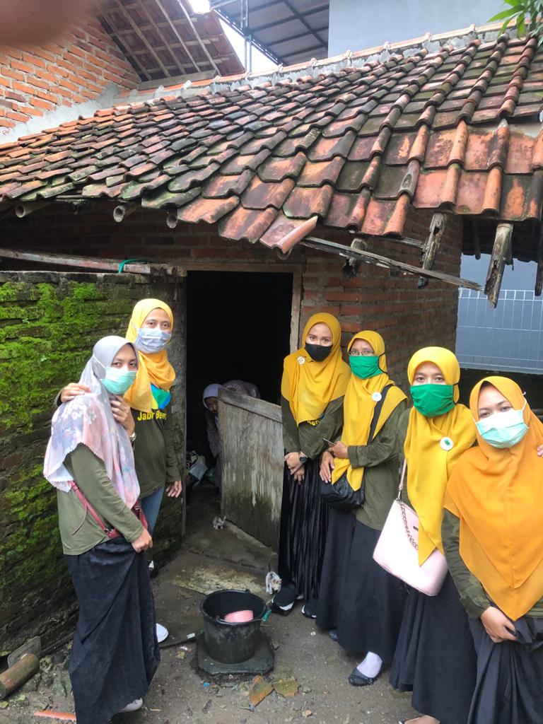 Jabar Bergerak Majalengka menyalurkan bantuan sembako dan masker kepada warga jompo. Foto : ist