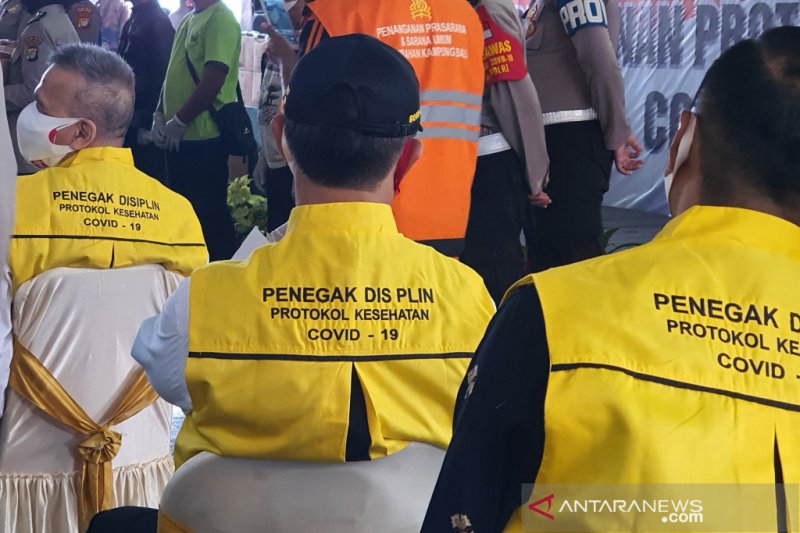 Tampak belakang rompi yang digunakan untuk program pendisiplinan dan pengawasan berbasis komunitas di Blok A Tanah Abang, Jumat (11/9/2020). (ANTARA/Livia Kristianti)