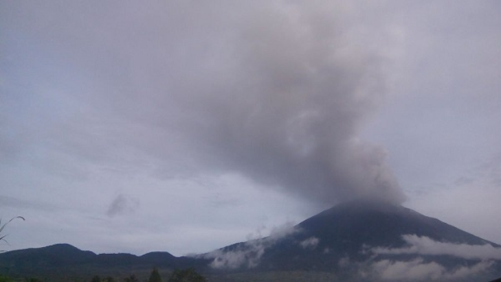 Penerbangan Diimbau Hindari Jalur Gunung Kerinci