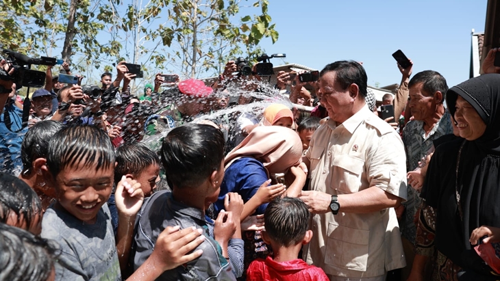Dapat Pantun dari Warga Gunung Kidul, Prabowo Tertawa: Belum Musim Kampanye