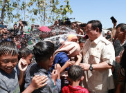 Dapat Pantun dari Warga Gunung Kidul, Prabowo Tertawa: Belum Musim Kampanye