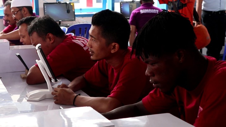 Para tahanan sedang berbicara dengan pengunjung melalui video call