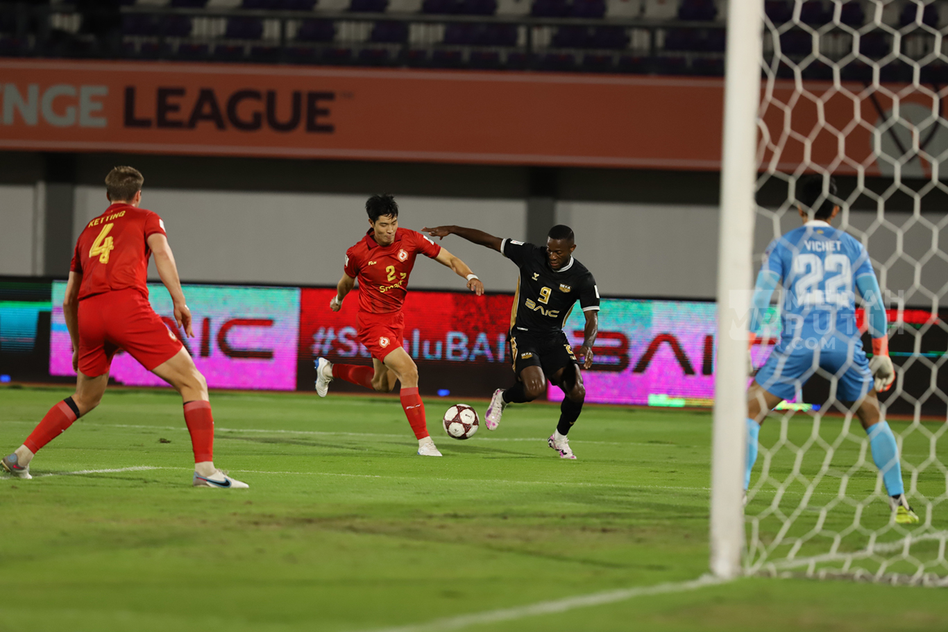 Pesepak bola Dewa United Banten Alex Martins Ferreira berusaha melewati pemain Phnom Penh Crown pada pertandingan AFC Challenge League di Stadion Indomilk Arena, Kabupaten Tangerang, Banten, Minggu (26/10/2025).
