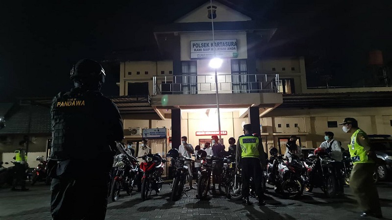 Polisi amankan remaja yang balap liar di Solo. (Foto: MP/Ismail)