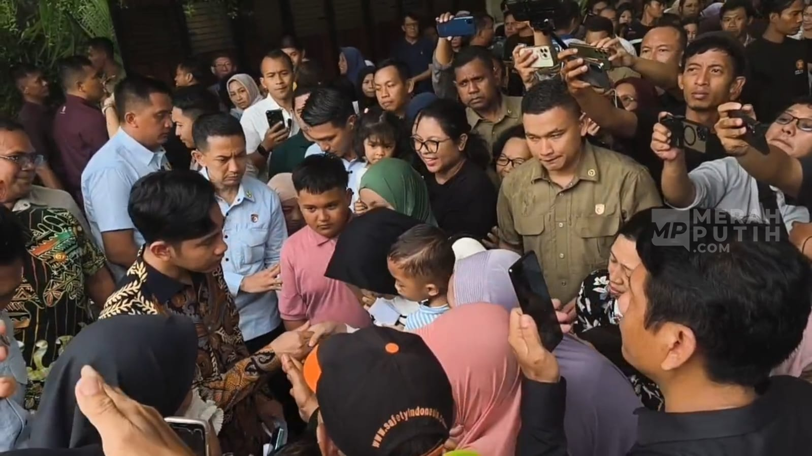 Gibran Bagi-bagi Amplop di Rumah Jokowi Sebelum Kembali ke Jakarta Usai Rayakan Idul Fitri