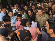 Gibran Bagi-bagi Amplop di Rumah Jokowi Sebelum Kembali ke Jakarta Usai Rayakan Idul Fitri