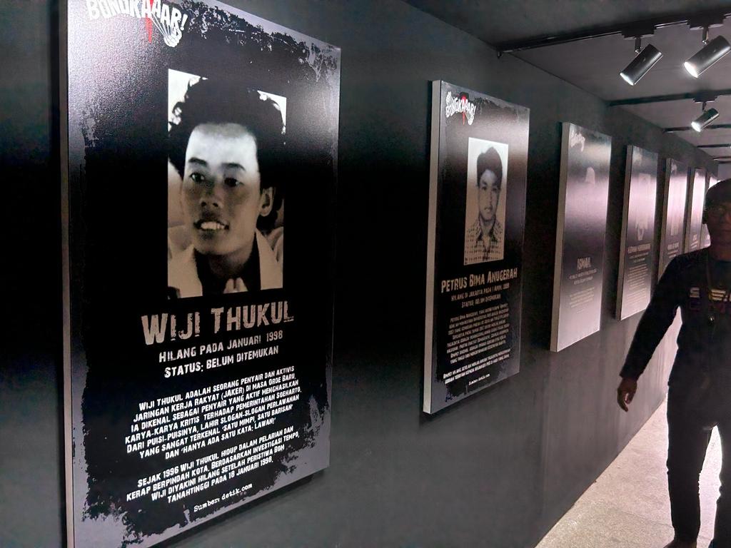 Pameran Foto Korban Pelanggaran HAM di GBK Diminati Pengunjung Konser Bongkar