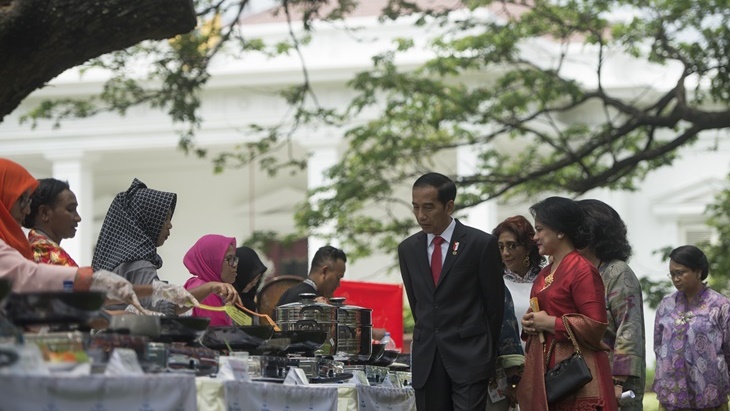 Lihat Nih, Momen Romantis Saat Jokowi dan Istri Makan Sepiring Berdua