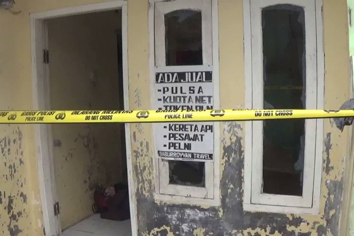 Rumah kontrakan yang ditempati dua orang pelaku penyerangan terhadap Menkopolhukam dan Kapolsek Menes Pandeglang, di Kampung Sawah Kecamatan Menes Pandeglang sudah digaris polisi pasca kejadian tersebut, di Pandeglang, Kamis. (Mulyana)